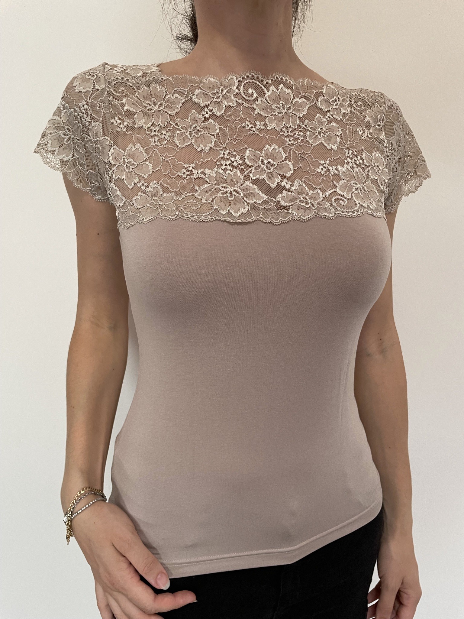 maglia in modal con maniche corte in pizzo